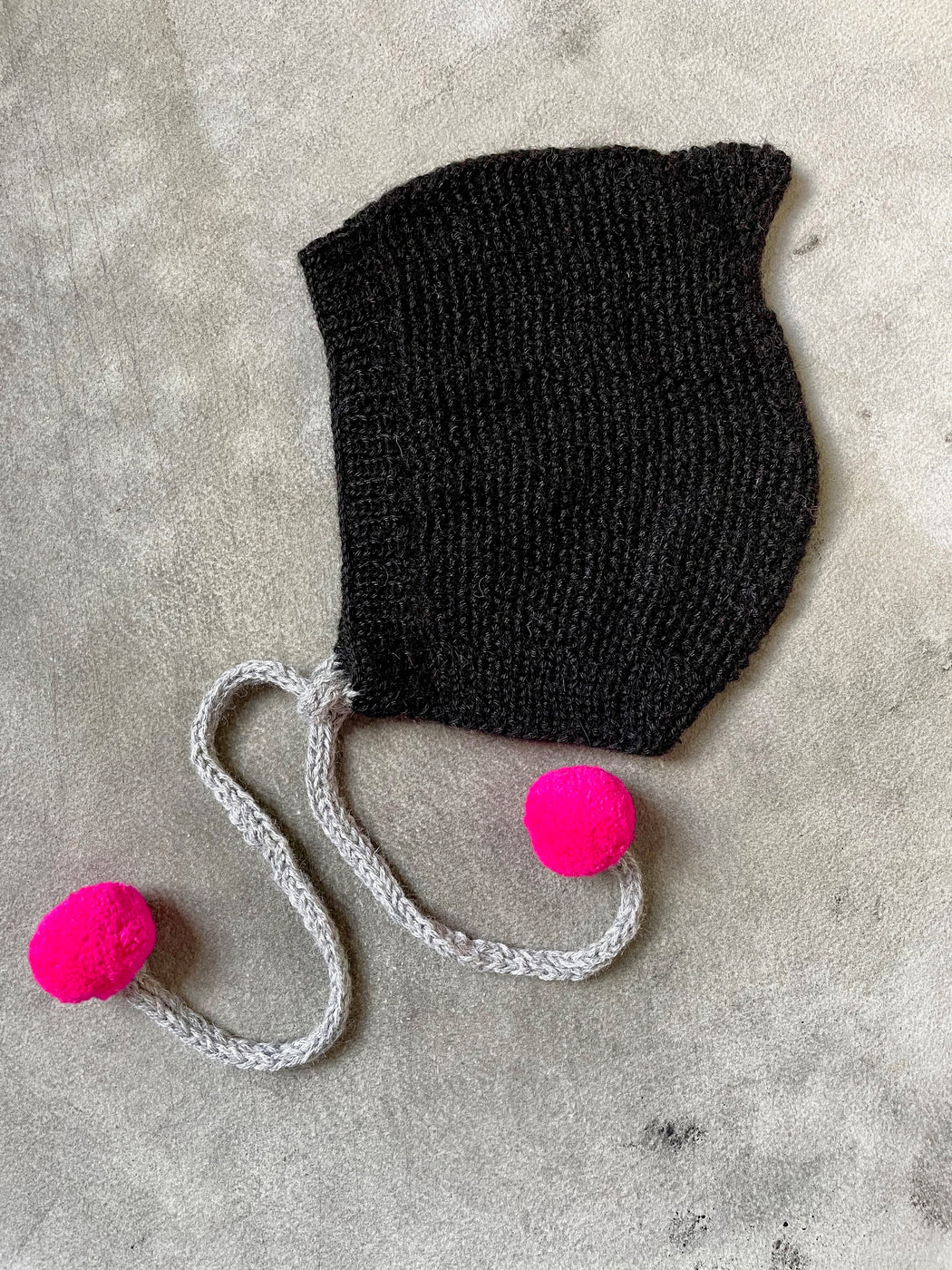 Alpaca Pom Pom Bonnet - Black