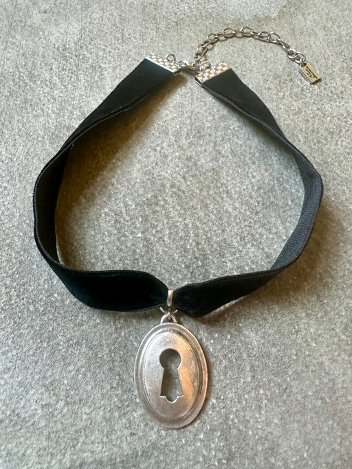 "Keyhole" Choker Karyn Cantor